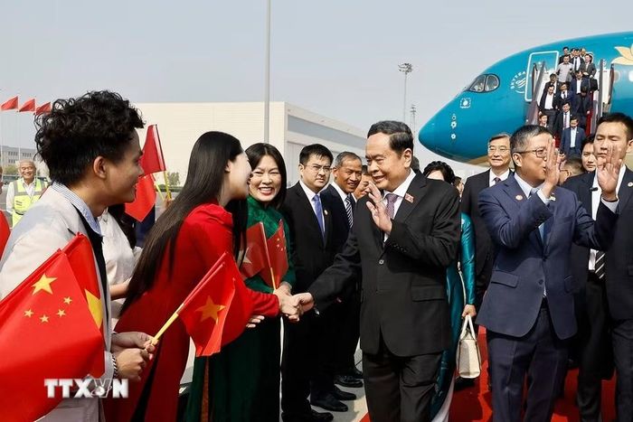 Chủ tịch Quốc hội Trần Thanh Mẫn đến Thủ đô Bắc Kinh, bắt đầu thăm chính thức Trung Quốc. (Ảnh: Doãn Tấn/TTXVN)