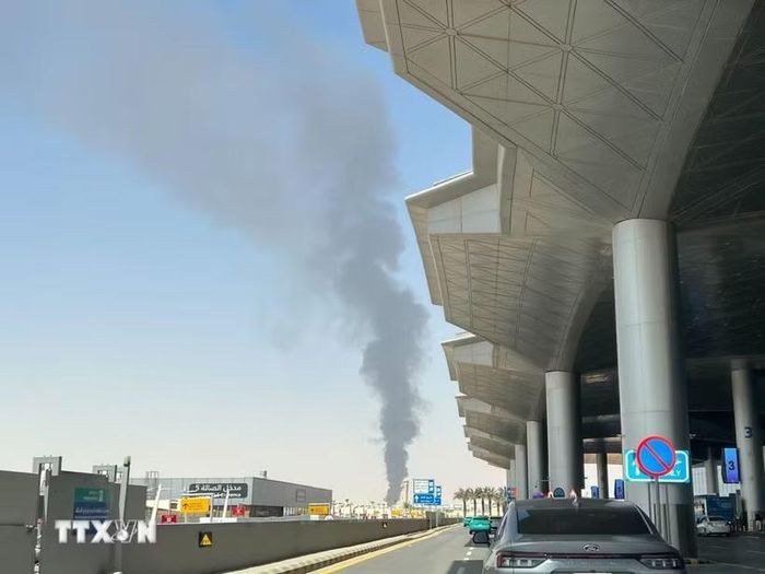 Khói bốc lên sau một vụ tấn công tại Riyadh, Saudi Arabia. (Ảnh: THX/TTXVN phát)