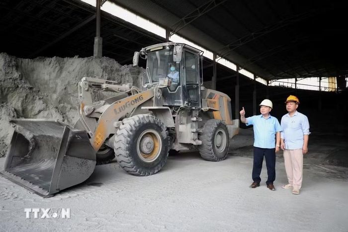 Cựu chiến binh Nguyễn Thanh Phong (trái), Chủ tịch Hội đồng quản trị Công ty CP Sông Cầu Hà Bắc, Phó Chủ tịch Hội Doanh nghiệp tỉnh Bắc Ninh, điều hành sản xuất. (Ảnh: Danh Lam/TTXVN)