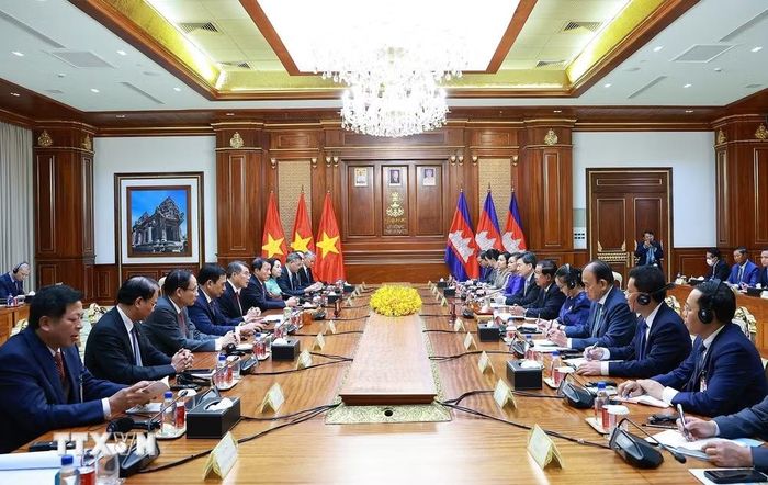Thủ tướng Lê Minh Hưng gặp Chủ tịch Đảng Nhân dân Campuchia, Chủ tịch Thượng viện Hun Sen. (Ảnh: Dương Giang/TTXVN)