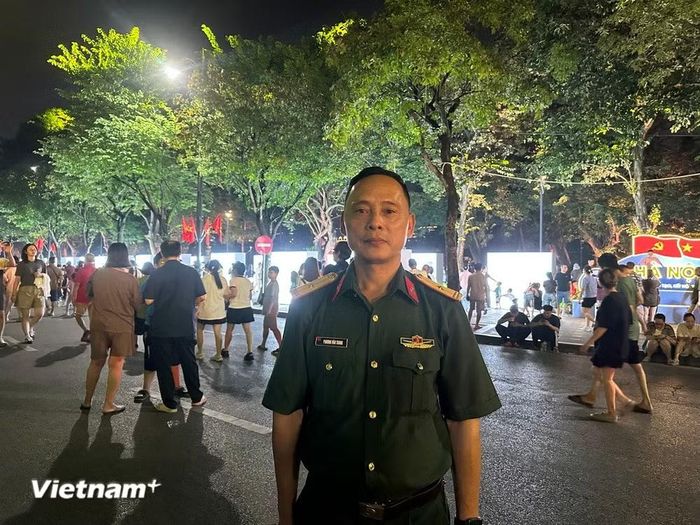Quân nhân chuyên nghiệp Phương Văn Trung bày tỏ niềm tự hào khi tham dự chương trình nghệ thuật. (Ảnh: Hồng Ngọc/Vietnam+)