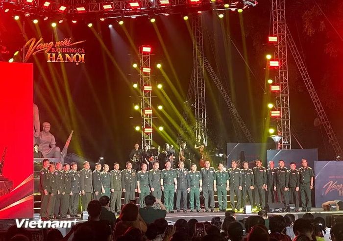 Các đại biểu, khách mời lưu lại khoảnh khắc tại chương trình nghệ thuật “80 năm - Vang mãi bản hùng ca Hà Nội.” (Ảnh: Hồng Ngọc/Vietnam+)