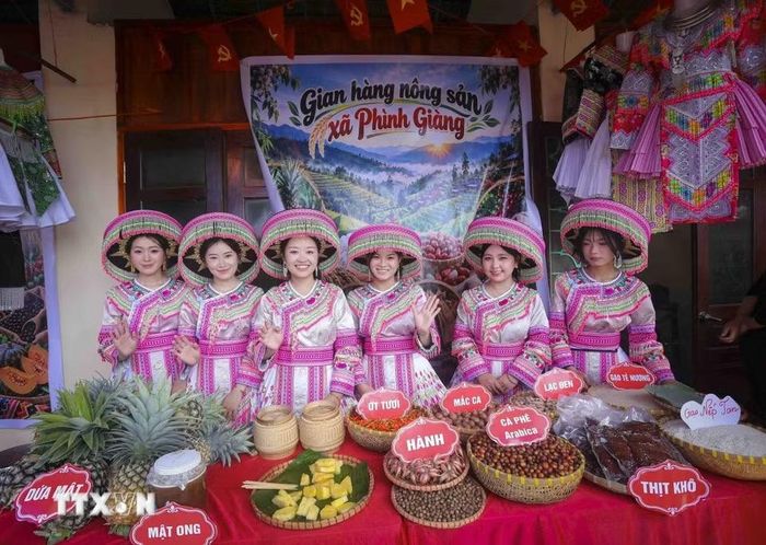 Các thiếu nữ dân tộc Mông giới thiệu nông sản địa phương tại gian hàng xã Phình Giàng, góp phần quảng bá sản vật vùng cao đến du khách. (Ảnh: Xuân Tư/TTXVN)