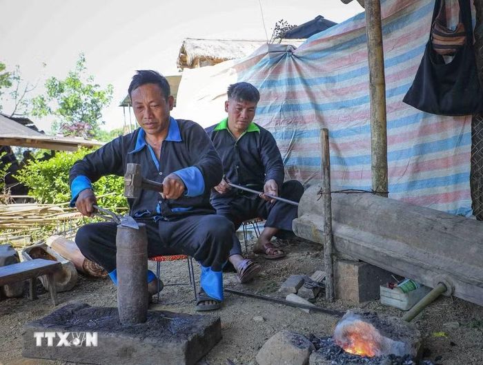 Người dân thực hành nghề rèn truyền thống tại bản du lịch cộng đồng Tù Lu-Tìa Ló, giới thiệu đến du khách một nghề thủ công gắn bó với đời sống của đồng bào dân tộc Mông. (Ảnh: Xuân Tư/TTXVN)