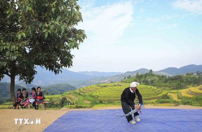 Đồng bào Mông vùng cao Pu Nhi trình diễn thổi khèn bên những thửa ruộng bậc thang. (Ảnh: Xuân Tư/TTXVN)
