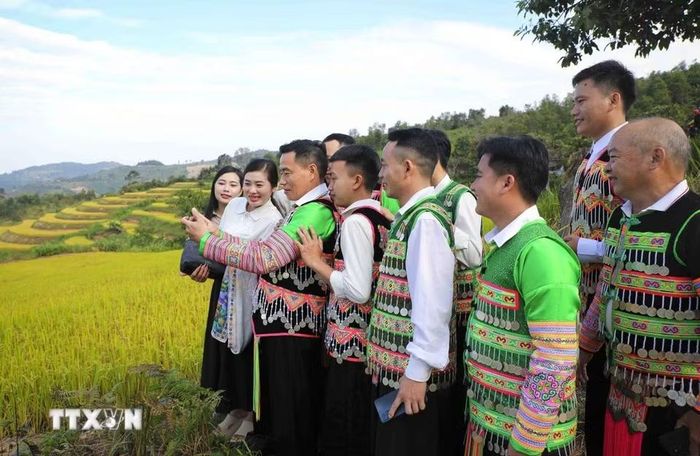 Đồng bào dân tộc Mông từ các tỉnh đến tham dự Ngày hội Văn hóa dân tộc Mông lần thứ IV, chụp ảnh ghi lại khoảnh khắc trải nghiệm ruộng bậc thang Pu Nhi. (Ảnh: Xuân Tư/TTXVN)