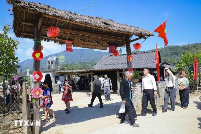 Du khách khám phá, trải nghiệm mô hình Homestay của đồng bào dân tộc Mông ở bản Tù Lu-Tìa Ló. (Ảnh: Xuân Tư/TTXVN)