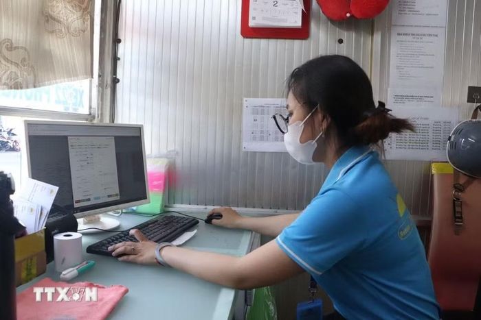 Doanh nghiệp vận tải ứng dụng công nghệ số vào kinh doanh vận tải hành khách. (Ảnh: Tuấn Phi/TTXVN)