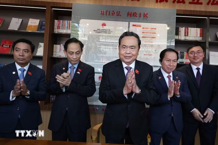 Chủ tịch Quốc hội Trần Thanh Mẫn thăm, khảo sát điểm liên lạc lập pháp Nam Ma Phòng ở quận Triều Dương. (Ảnh: Quang Hưng/TTXVN)
