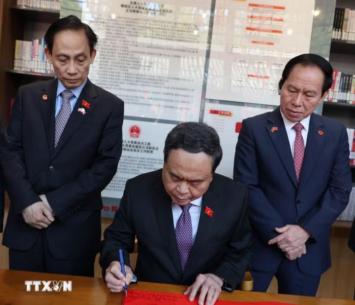 Chủ tịch Quốc hội Trần Thanh Mẫn viết lưu bút tại điểm liên lạc lập pháp Nam Ma Phòng ở quận Triều Dương. (Ảnh: Quang Hưng/TTXVN)