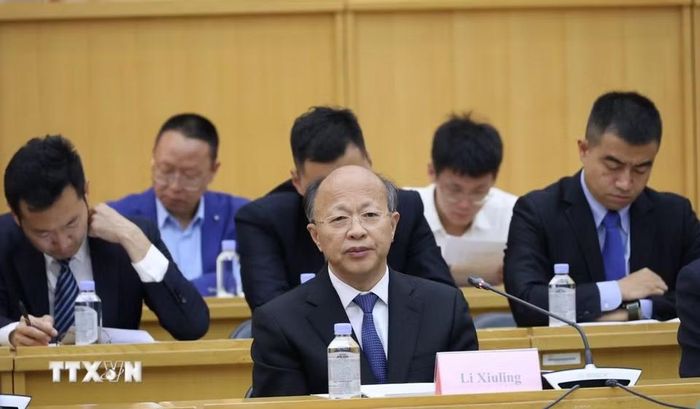 Đồng chí Lý Tú Lĩnh, Chủ nhiệm Ủy ban Thường vụ Nhân Đại thành phố Bắc Kinh báo cáo tại buổi tọa đàm trao đổi kinh nghiệm với Nhân Đại 3 cấp thành phố Bắc Kinh. (Ảnh: Quang Hưng/TTXVN)