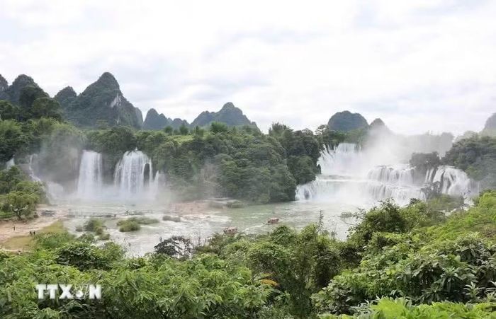 Toàn cảnh Khu hợp tác du lịch xuyên biên giới thác Bản Giốc (Việt Nam)-Đức Thiên (Trung Quốc). (Ảnh: Công Tuyên/TTXVN)