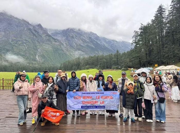 Du khách Việt Nam trong chuyến trải nghiệm hành trình Côn Minh-Lệ Giang-Shangri La. (Ảnh: Anh Tuấn/Vietnam+)
