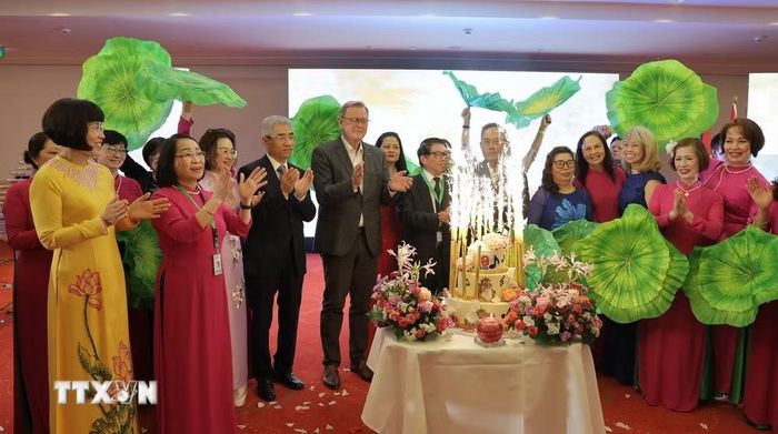 Phó Chủ tịch Quốc hội Đức, Bodo Ramelow, cùng Đại sứ Nguyễn Đắc Thành chúc mừng sinh nhật lần thứ 15 của Câu lạc bộ Tháng Mười. (Ảnh: Thu Hằng/TTXVN)