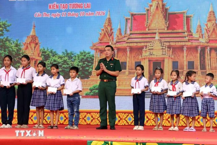 Đại diện Viettel Cần Thơ trao các suất học bổng tiếp bước đến trường cho học sinh có hoàn cảnh khó khăn tại địa phương. (Ảnh: Trung Kiên/TTXVN)