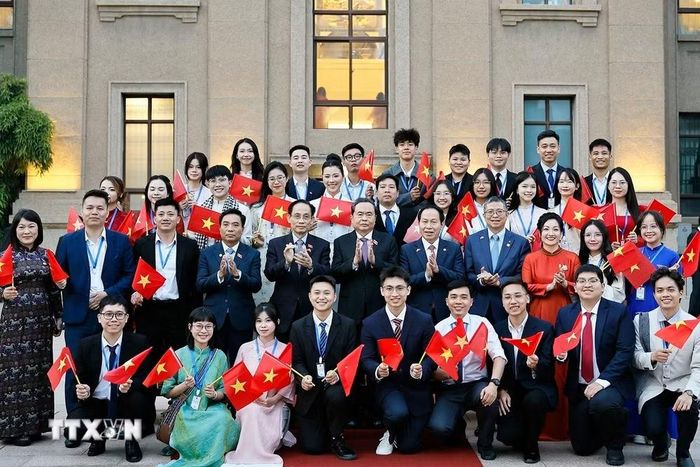 Chủ tịch Quốc hội Trần Thanh Mẫn gặp gỡ cán bộ, nhân viên Đại sứ quán và cộng đồng người Việt Nam tại Trung Quốc. (Ảnh: Doãn Tấn/TTXVN)