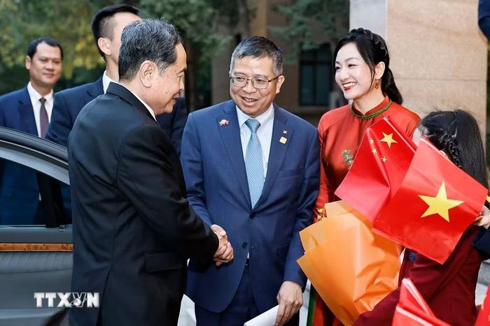 Chủ tịch Quốc hội Trần Thanh Mẫn gặp gỡ cán bộ, nhân viên Đại sứ quán và cộng đồng người Việt Nam tại Trung Quốc. (Ảnh: Doãn Tấn/TTXVN)