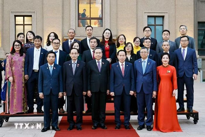 Chủ tịch Quốc hội Trần Thanh Mẫn với các đại biểu chụp ảnh lưu niệm. (Ảnh: Doãn Tấn/TTXVN)