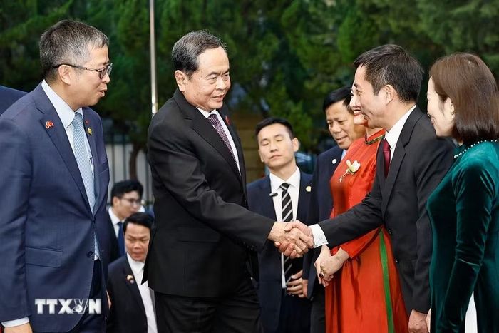 Chủ tịch Quốc hội Trần Thanh Mẫn gặp gỡ cán bộ, nhân viên Đại sứ quán và cộng đồng người Việt Nam tại Trung Quốc. (Ảnh: Doãn Tấn/TTXVN)