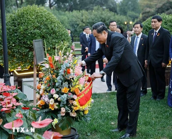 Chủ tịch Quốc hội Trần Thanh Mẫn dâng hoa tại tượng Chủ tịch Hồ Chí Minh trong khuôn viên Đại sứ quán Việt Nam tại Trung Quốc. (Ảnh: Doãn Tấn/TTXVN) 