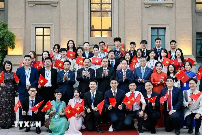 Chủ tịch Quốc hội Trần Thanh Mẫn gặp gỡ cán bộ, nhân viên Đại sứ quán và cộng đồng người Việt Nam tại Trung Quốc. (Ảnh: Doãn Tấn/TTXVN)