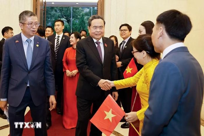 Chủ tịch Quốc hội Trần Thanh Mẫn gặp gỡ cán bộ, nhân viên Đại sứ quán và cộng đồng người Việt Nam tại Trung Quốc. (Ảnh: Doãn Tấn/TTXVN)