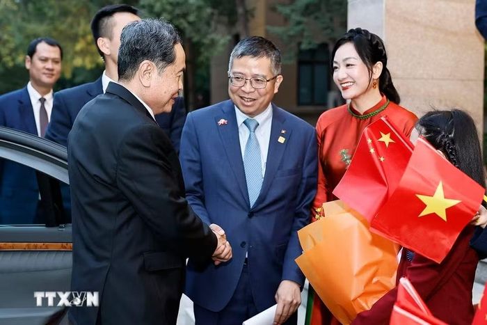 Chủ tịch Quốc hội Trần Thanh Mẫn gặp gỡ cán bộ, nhân viên Đại sứ quán và cộng đồng người Việt Nam tại Trung Quốc. (Ảnh: Doãn Tấn/TTXVN)