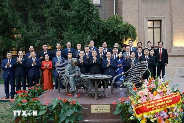 Chủ tịch Quốc hội Trần Thanh Mẫn với đại biểu chụp ảnh lưu niệm bên tượng Bác Hồ trong khuôn viên Đại sứ quán Việt Nam tại Trung Quốc. (Ảnh: Doãn Tấn/TTXVN)