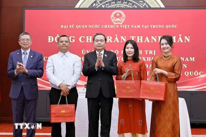 Chủ tịch Quốc hội Trần Thanh Mẫn tặng quà cộng đồng người Việt Nam tại Trung Quốc. (Ảnh: Doãn Tấn/TTXVN)