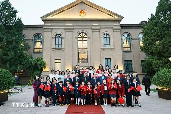 Chủ tịch Quốc hội Trần Thanh Mẫn gặp gỡ cán bộ, nhân viên Đại sứ quán và cộng đồng người Việt Nam tại Trung Quốc. (Ảnh: Doãn Tấn/TTXVN)