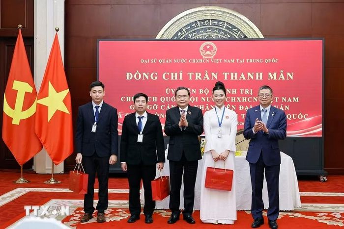 Chủ tịch Quốc hội Trần Thanh Mẫn tặng quà cộng đồng người Việt Nam tại Trung Quốc. (Ảnh: Doãn Tấn/TTXVN)