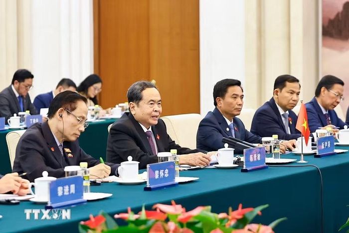 Chủ tịch Quốc hội Trần Thanh Mẫn và thành viên đoàn cấp cao Việt Nam tại cuộc hội kiến Chủ tịch Chính hiệp toàn quốc Trung Quốc Vương Hộ Ninh. (Ảnh: Doãn Tấn/TTXVN)