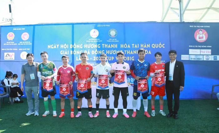 Đại diện các đội bóng chụp ảnh cùng Ban Tổ chức giải đấu. Ảnh: Trường Giang (P/v TTXVN tại Hàn Quốc)
