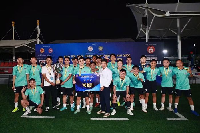 Ông Ngô Thi - Chủ tịch Hội đồng hương Thanh Hóa tại Hàn Quốc trao giải cho Câu lạc bộ Như Thường - đội giành chức vô địch giải đấu. Ảnh: Trường Giang (P/v TTXVN tại Hàn Quốc)