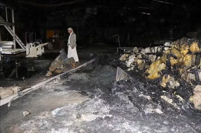 Hiện trường cuộc không kích tiến hành bởi liên quân do Saudi Arabia dẫn đầu tại Sanaa, Yemen, ngày 4/10/2026. Ảnh: THX/TTXVN phát