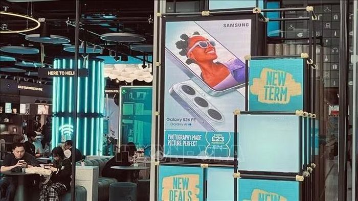 Điện thoại Samsung được rao bán tại một trung tâm thương mại ở London, Anh. Ảnh: Hương Giang/TTXVN