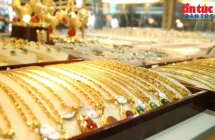 Vàng trang sức trưng bày tại cửa hàng vàng.