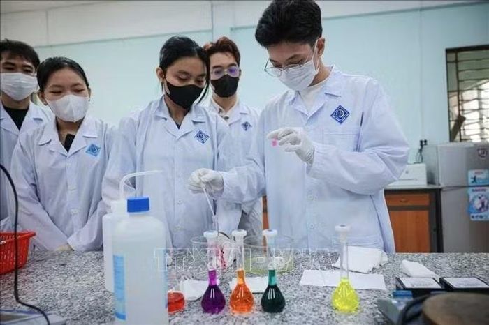 Cùng với việc học tập trên giảng đường, sinh viên Trường Khoa học Tự nhiên - Đại học Cần Thơ chủ động vận dụng kiến thức vào thực tiễn thông qua các hoạt động nghiên cứu khoa học. Ảnh: Hoàng Hiếu/TTXVN