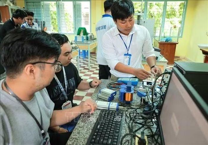 TS. Võ Khương Điền, Khoa Vật lý, Trường Khoa học Tự nhiên hướng dẫn sinh viên thực hành môn Vật lý điện tử. Ảnh: Hoàng Hiếu/TTXVN