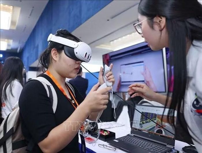 Trải nghiệm công nghệ thực tế ảo được giới thiệu trong triển lãm Giáo dục và Công nghệ giáo dục. Ảnh: Thanh Tùng/TTXVN