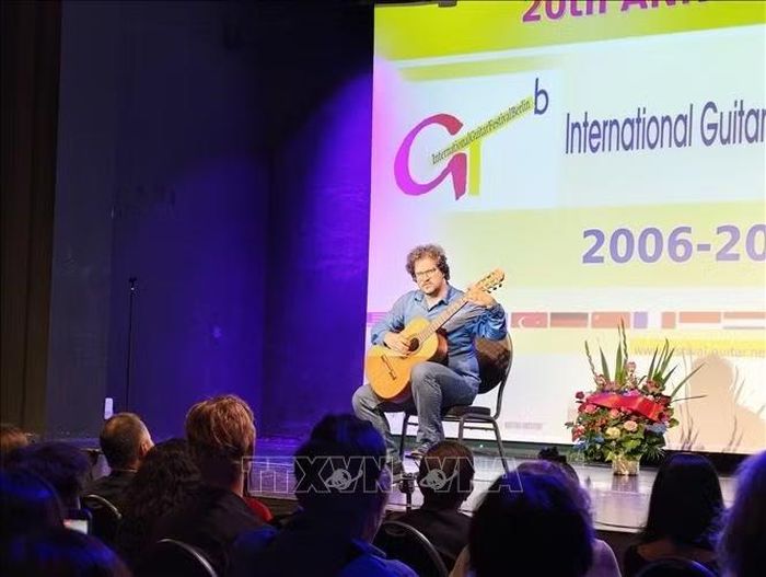 Phần biểu diễn của Nghệ sĩ người Italy Luca Romanelli.