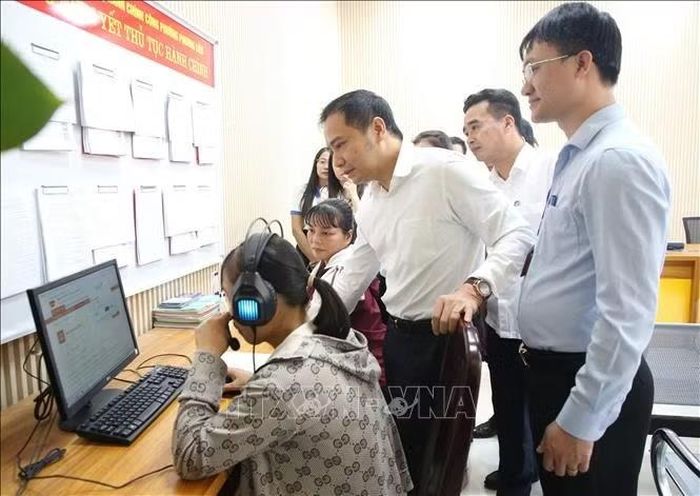 Đoàn kiểm tra mô hình "Trợ lý nhân dân" tại phường Phương Liễu, thành phố Bắc Ninh. Ảnh: Thanh Thương/TTXVN