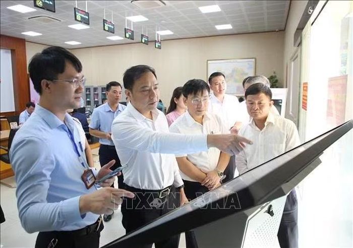 Đoàn kiểm tra mô hình "Trợ lý nhân dân" tại phường Phương Liễu, thành phố Bắc Ninh. Ảnh: Thanh Thương/TTXVN