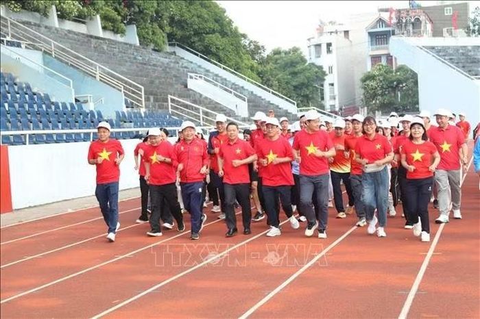 Cán bộ, vận động viên, nhân dân tỉnh Lạng Sơn tham gia chạy hưởng ứng phong trào tập luyện thể thao thường xuyên. Ảnh: Quang Duy/TTXVN