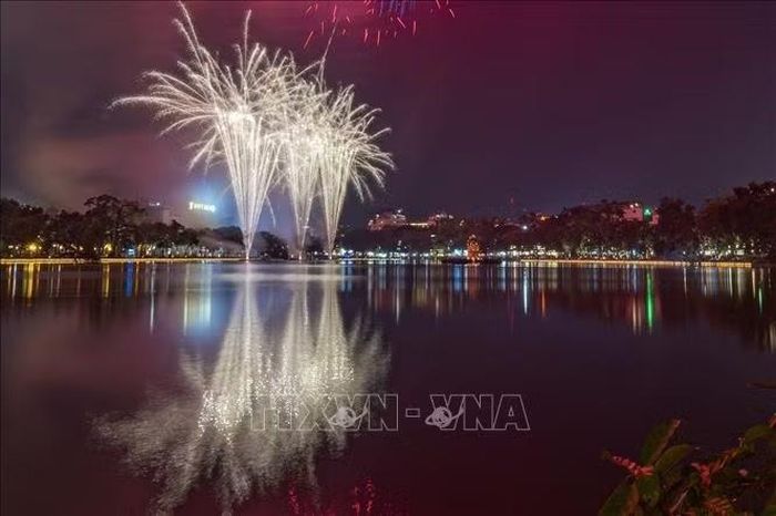 Pháo hoa rực sáng trên bầu trời hồ Hoàn Kiếm, chào mừng kỷ niệm 72 năm Ngày Giải phóng Thủ đô. Ảnh: Phạm Tuấn Anh/TTXVN