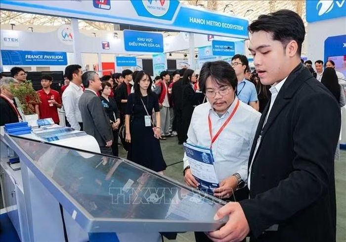 Đại biểu tham quan gian trưng bày những thành tựu khoa học, chuyển đổi số tại Lễ chào mừng Ngày Chuyển đổi số quốc gia năm 2026 Ảnh: Hoàng Hiếu/TTXVN