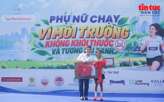 Các vận động viên đạt giải ở nội dung dành cho nữ tại chương trình “Phụ nữ chạy vì môi trường không khói thuốc và Tương lai xanh”.