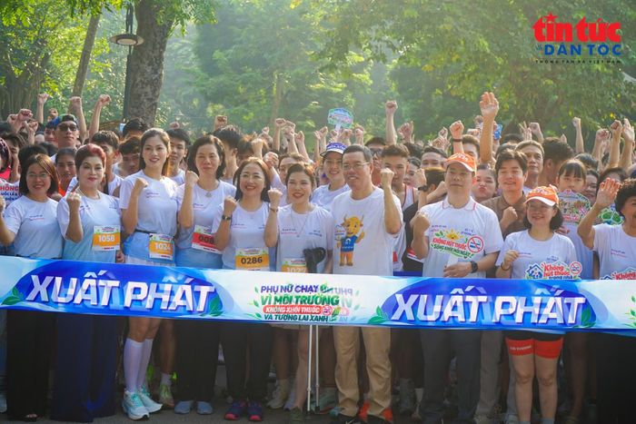Các đại biểu, nghệ sĩ và người dân cùng tham gia giải chạy, lan tỏa thông điệp xây dựng môi trường sống không khói thuốc.