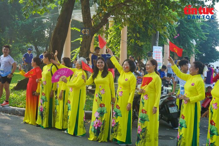 Các cô bác phấn khởi cổ vũ các vận động viên.