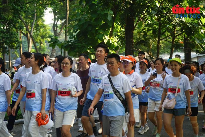 Giải chạy thu hút đông đảo phụ nữ, gia đình và người dân tham gia, hướng tới lối sống năng động, lành mạnh.